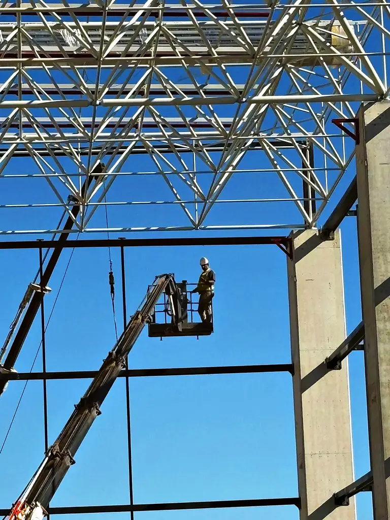 Sepetli platformla cephe taşıyıcılarında ve uzay kafes çatıda montaj