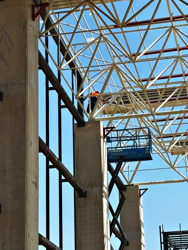 Beton kolonlar arasındaki cephe çelik taşıyıcıları ve uzay kafes çatı