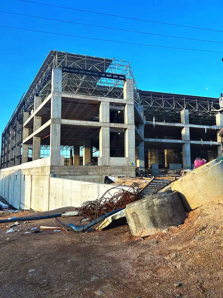 Bina köşesinden uzay kafes çatı ve beton katlar