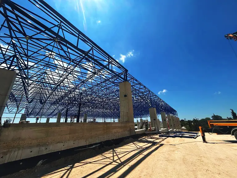 Beton kolonlar boyunca uzanan uzay kafes çatı, dış görünüm