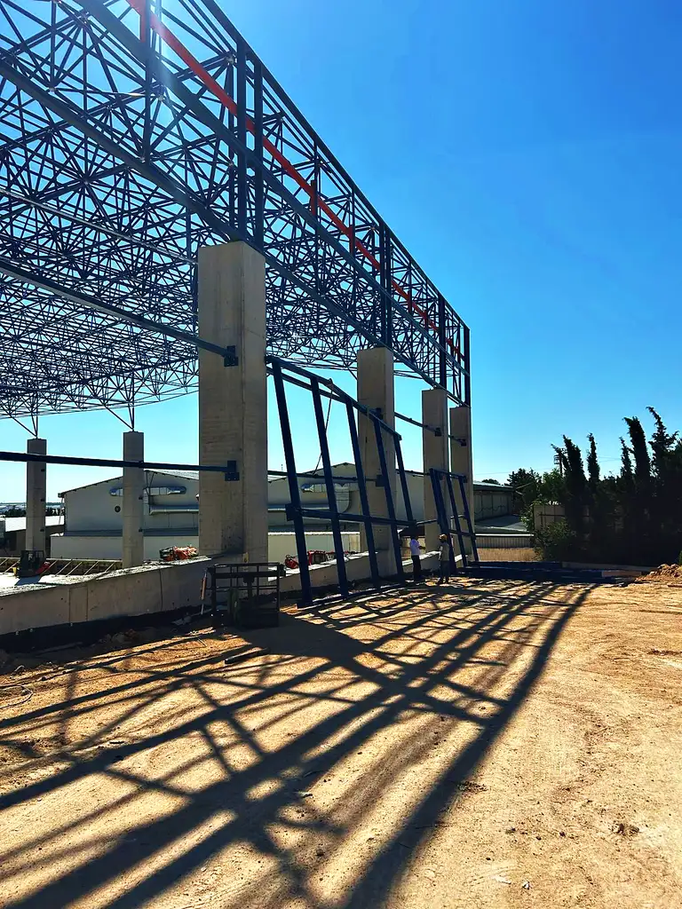 Cephe çelik taşıyıcıları ve üzerinde uzay kafes çatı