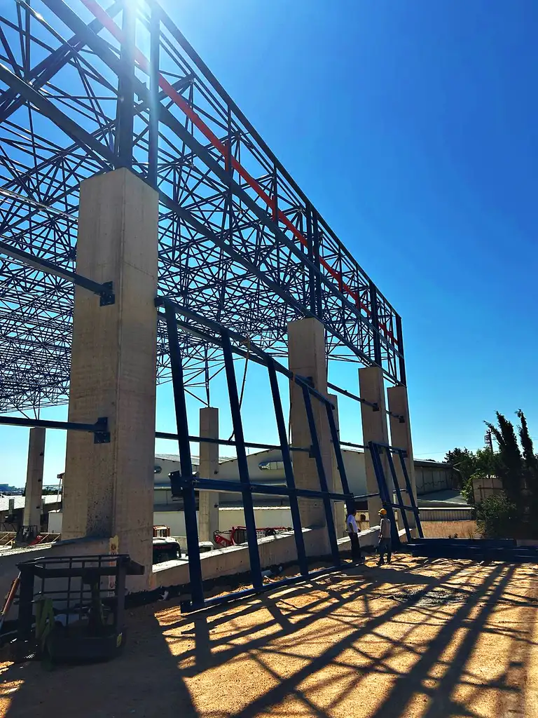 Beton kolonlar arasındaki cephe çelik taşıyıcıları, yakından