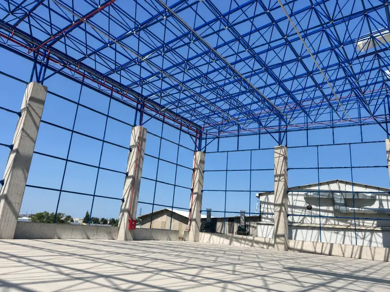 HG Çelik tesisi: beton kolonlar üzerinde uzay kafes çatı ve cephe çelik taşıyıcıları