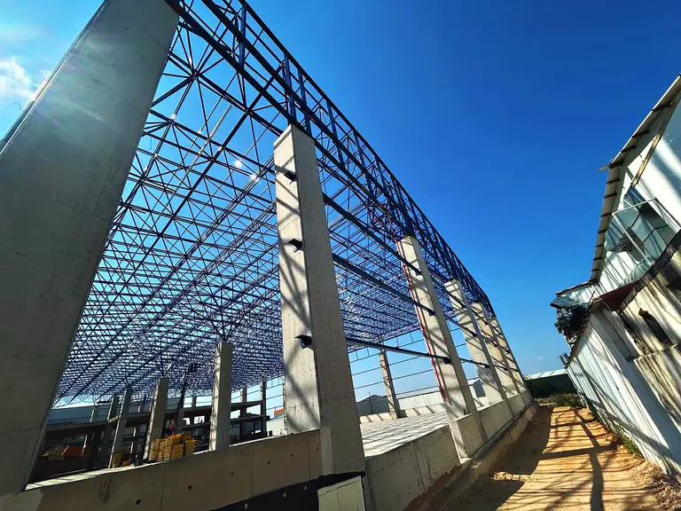 Uzay kafes çatının uzun kenarı ve beton kolonlar