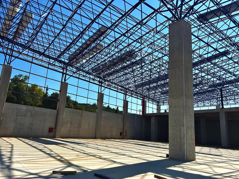 Uzay kafes çatı ve beton kolonlar, iç görünüm