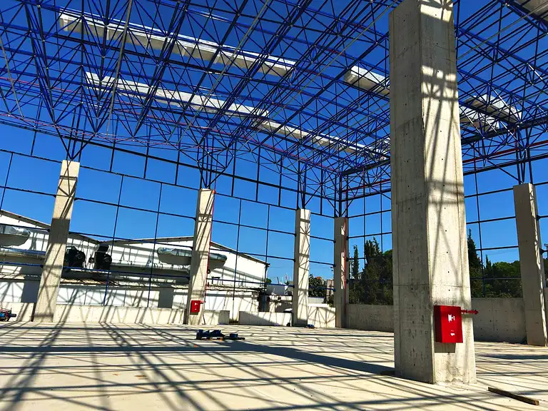 İç hacimden uzay kafes çatı ve cephe taşıyıcıları