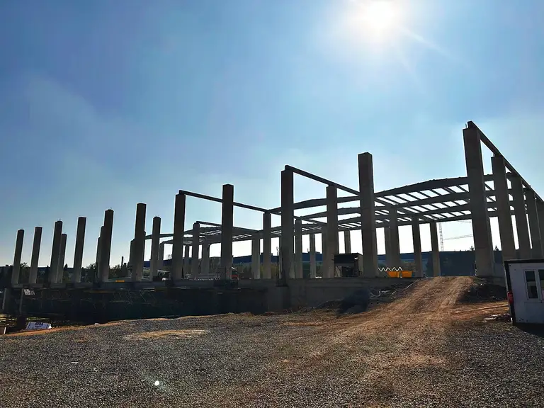 Beton kolonların üzerine yerleştirilen çelik çatı kirişleri