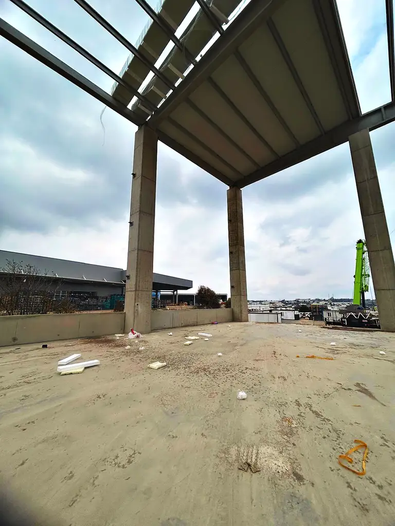 Beton kolonlara oturan çelik sundurma, alttan görünüm