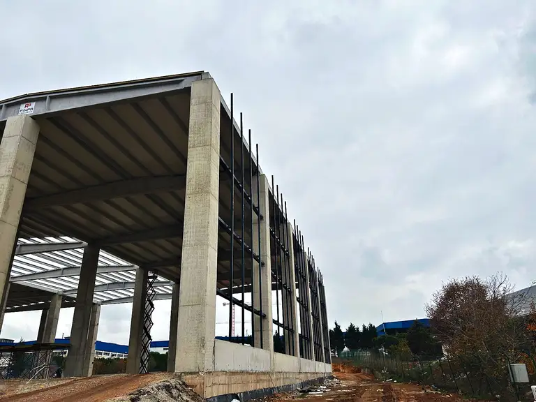 Beton çerçeve üzerinde tamamlanan çelik çatı kirişleri ve aşıklar