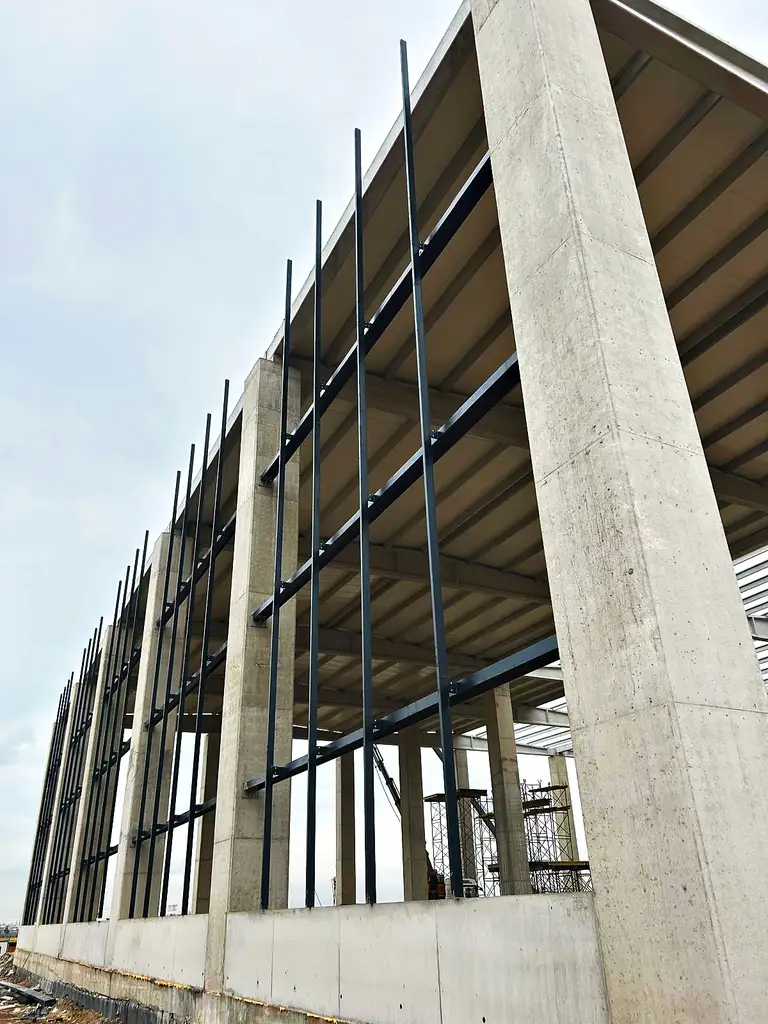 Beton kolon boyunca çelik çatı ve cephe taşıyıcıları