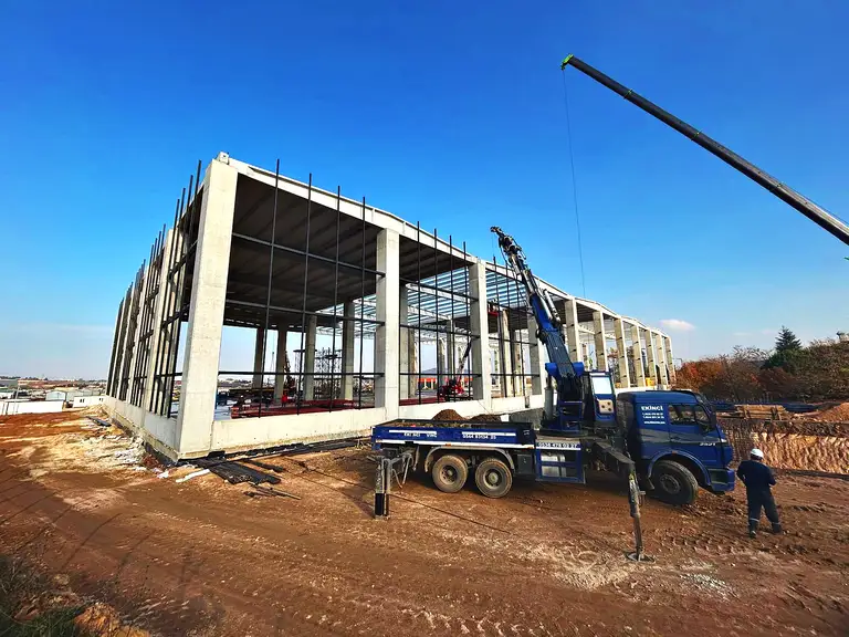 Mobil vinçle çelik çatı elemanlarının montajı
