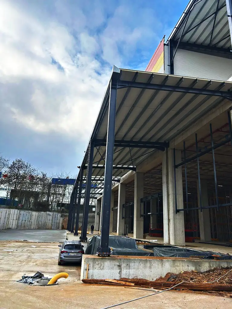 Depo köşesinde çelik saçak taşıyıcıları
