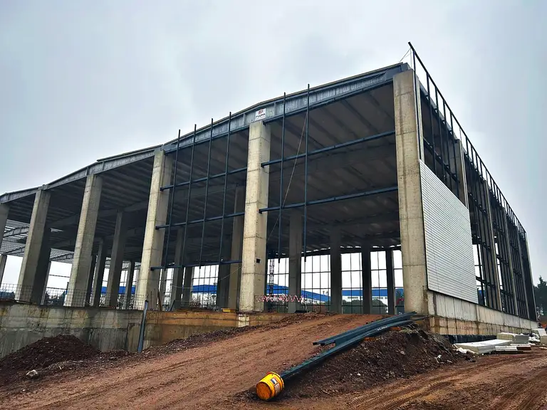Beton çerçeveli depo gövdesi ve çelik çatı taşıyıcısı