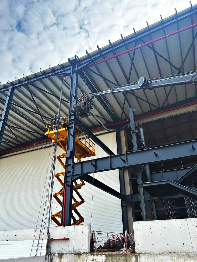 Makaslı platformla katlı çelik yapının montajı