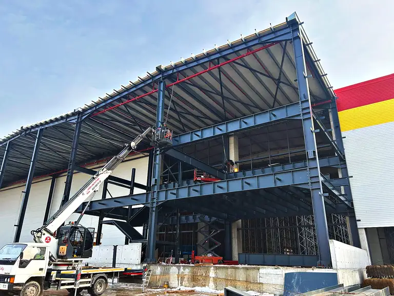 Depo cephesine bitişik katlı çelik yapı: kolonlar, kirişler ve ara kat