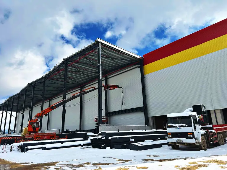 Karlı bir günde çelik taşıyıcı montajı ve sandviç panel cephe