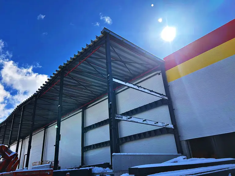 Sandviç panel cephe önündeki çelik taşıyıcı sistem