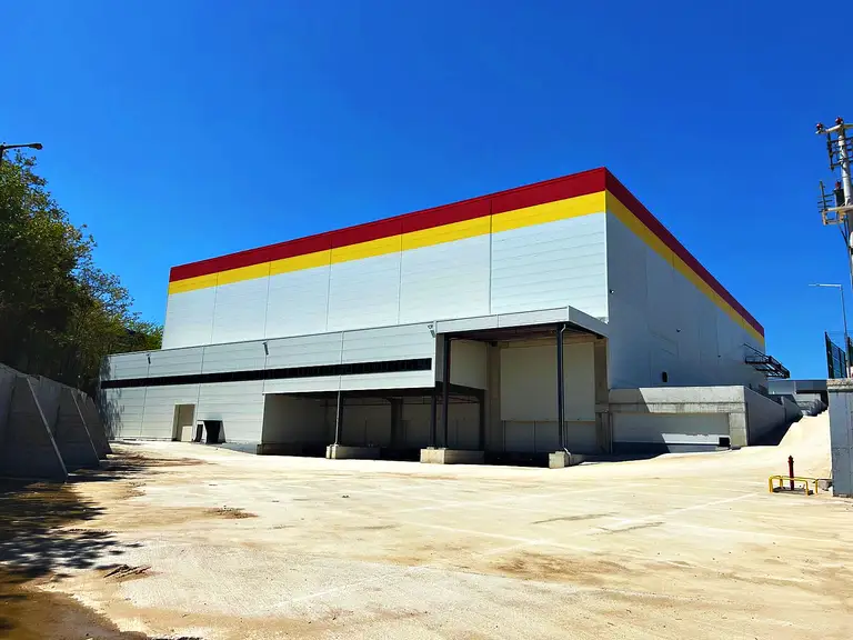 Tamamlanan depo binası: sandviç panel cephe ve yükleme kapıları