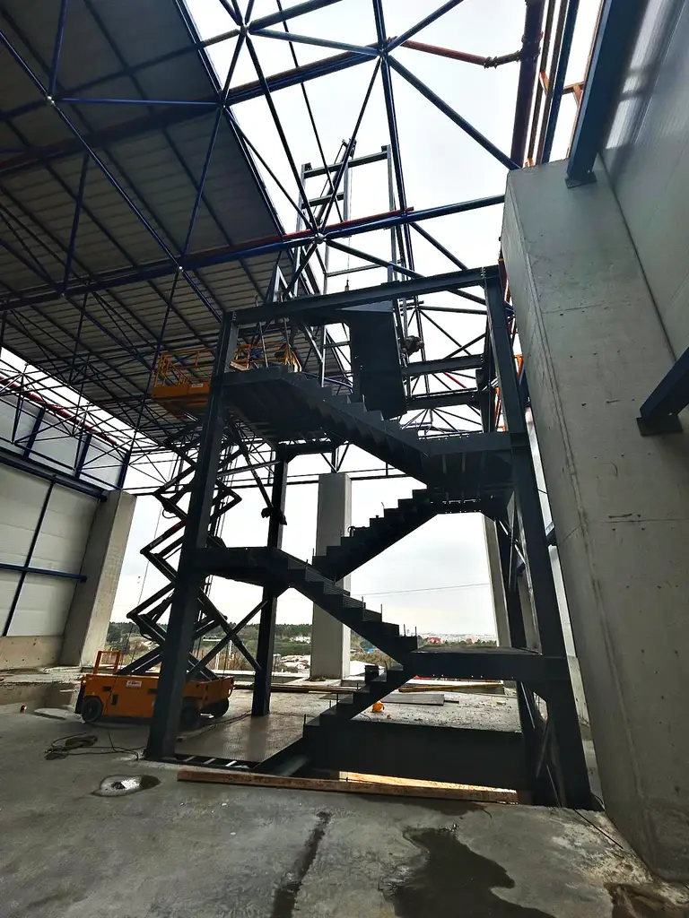 Beton gövdeye bitişik çelik merdiven kulesi