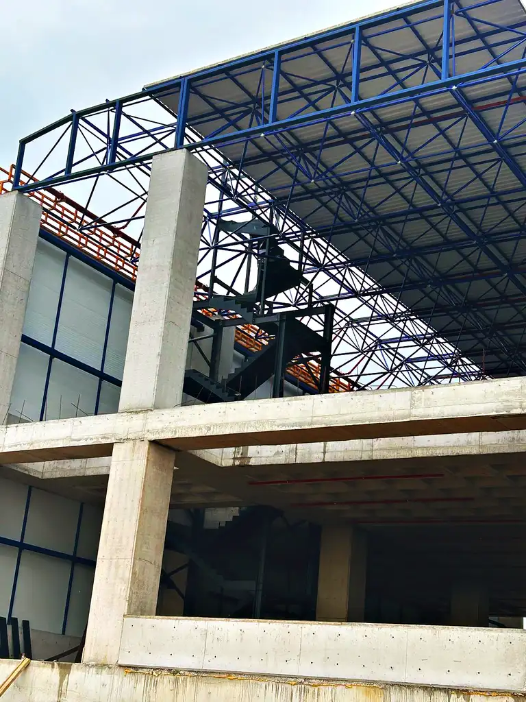 Uzay kafes çatı ve beton çerçeve arasında çelik merdiven