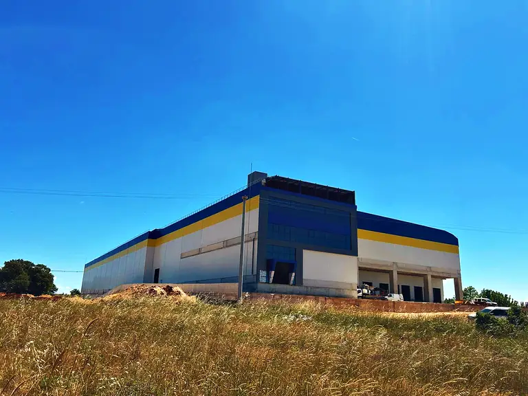Tamamlanan çok katlı depo binası, dış görünüm