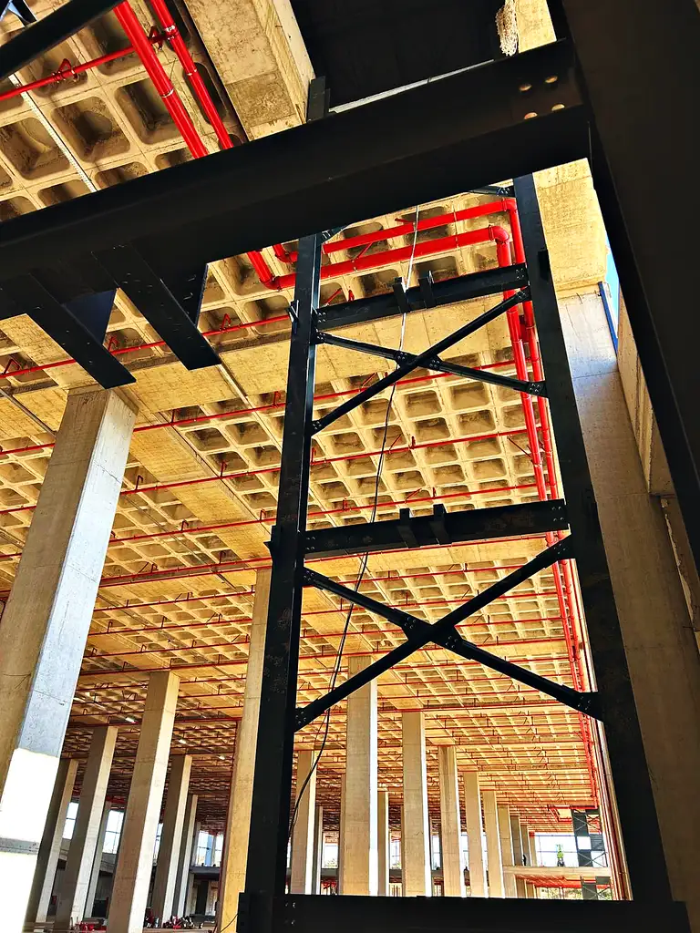 Bina içinde çaprazlı çelik kule taşıyıcısı