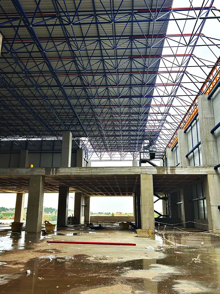 Uzay kafes çatı taşıyıcısı ve beton kolonlar, iç görünüm