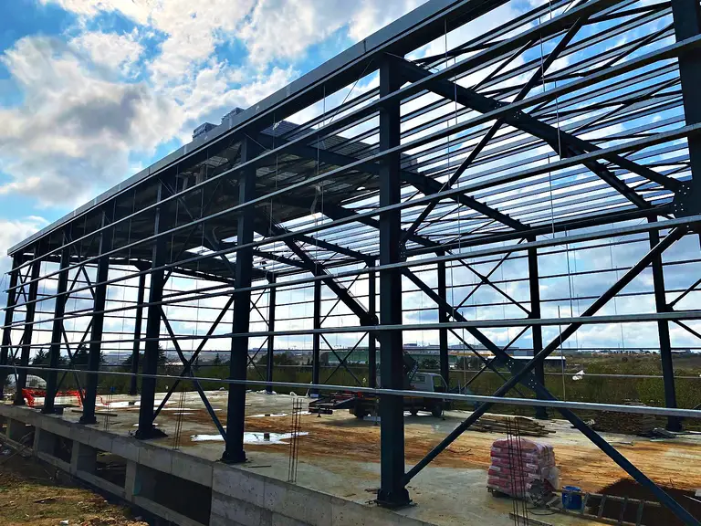 Beton temel üzerinde yükselen çelik yapı, yan görünüm